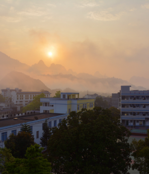 阳春三月的山村晨曦