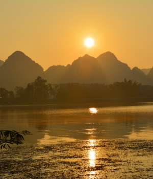 日出龙潭红胜火