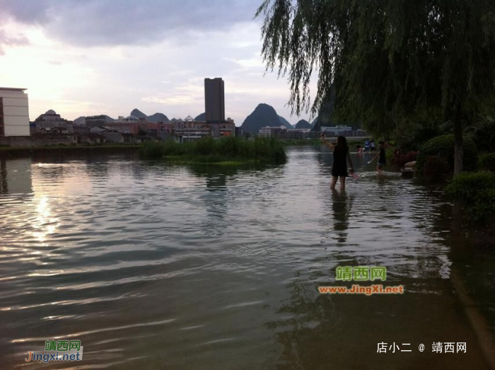 夏季到来，龙潭河水位上涨，涉水徒步成靖西人饭后散步的新方式 - 靖西网