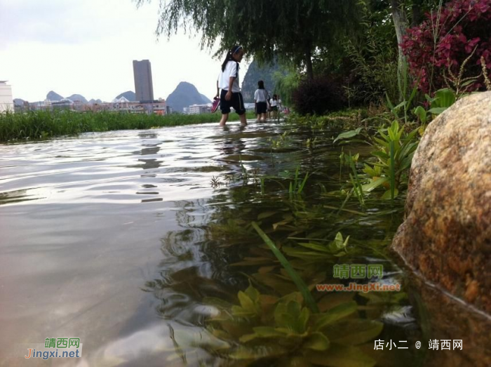夏季到来，龙潭河水位上涨，涉水徒步成靖西人饭后散步的新方式 - 靖西网