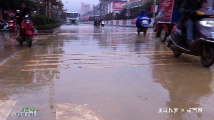连续几天下雨，城中路全是泥，环卫出动大部队上街清理 - 靖西网