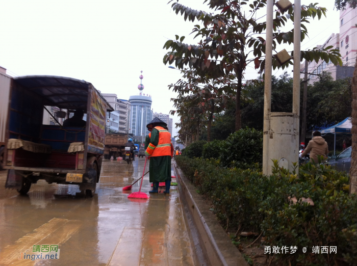 连续几天下雨，城中路全是泥，环卫出动大部队上街清理 - 靖西网