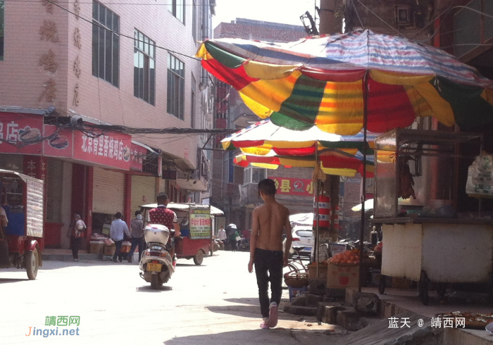 最近靖西流行光膀子露屁股逛街这估计是00后了