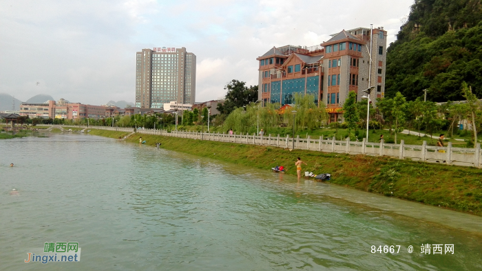 雨天后的一缕阳光，无法抵挡龙潭湿地公园的诱惑 - 靖西网