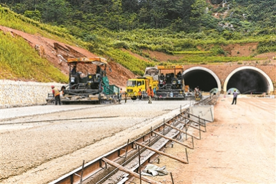 崇靖高速铺设路面，预计于2016年6月底能建成通车 - 靖西网