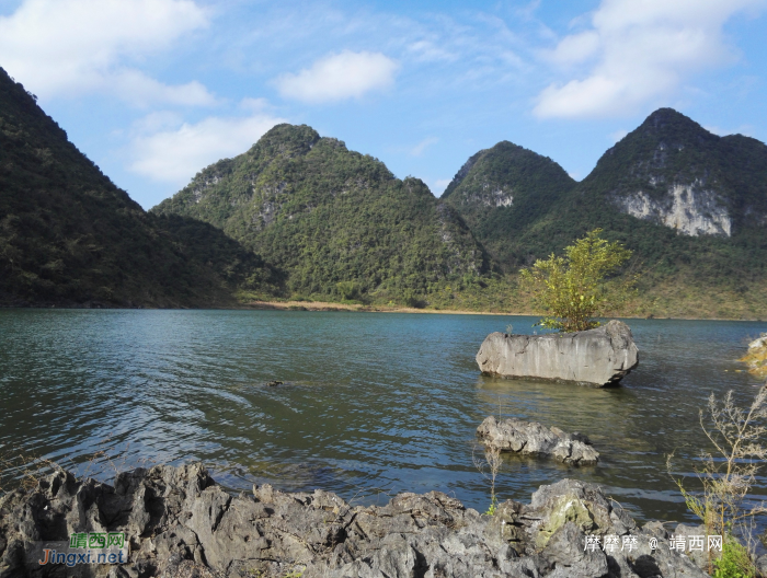 碧波荡漾，峰峦垂悬，靖西市和德保县共同的骄傲，念诺湖（念诺水库）风光。 - 靖西网