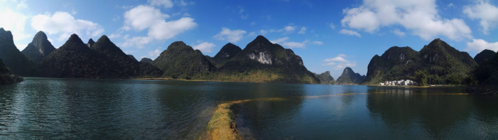 碧波荡漾，峰峦垂悬，靖西市和德保县共同的骄傲，念诺湖（念诺水库）风光。 - 靖西网