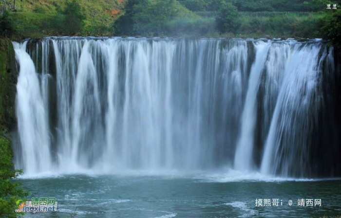 青峰断缺立野间，飞流直泻掩峭岩。水云雾烟难分辨，疑是仙女挂素. - 靖西网