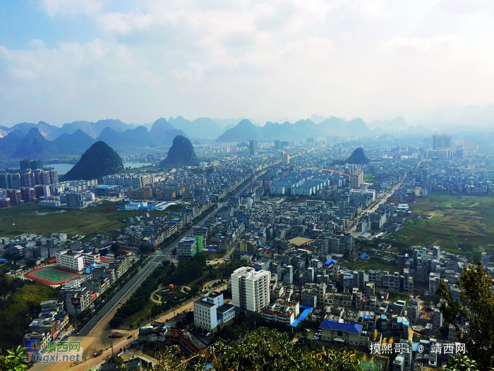 登凤凰山观靖西城--登高壮观天地间，城宇茫茫水如蓝。 - 靖西网