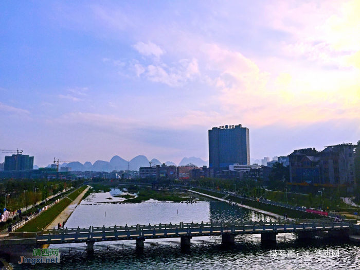 一片红晕挂河西，半岸楼宇半夕阳。 - 靖西网