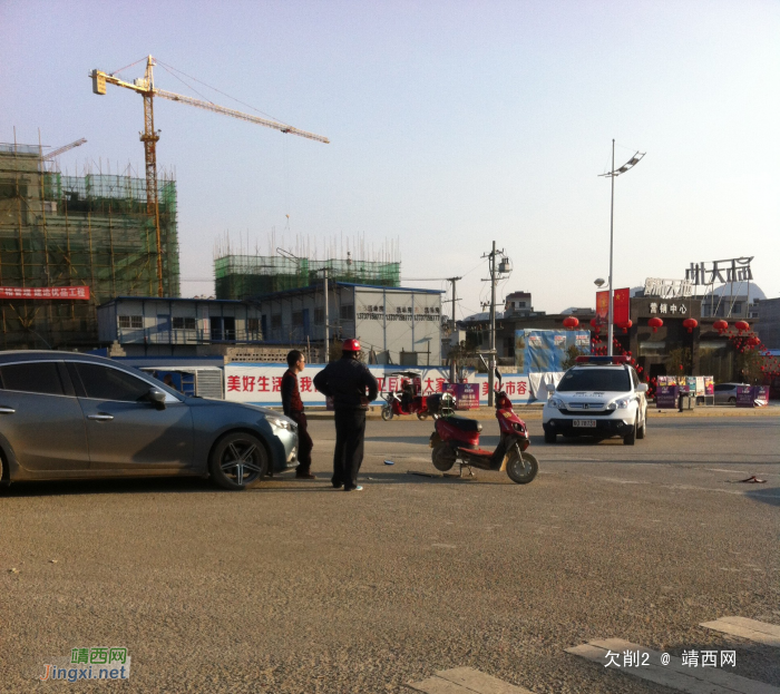 龙潭路城中路十字路口发生交通事故，也就是环球边的五元桥头 - 靖西网