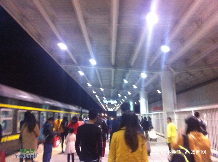 靖西火车站迎来清明节假前的客流高峰，火车加了四节还站票 - 靖西网