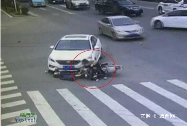 闯红灯的网友注意了，摩托车闯红灯被被撞飞，交警认定自负全责！ - 靖西网