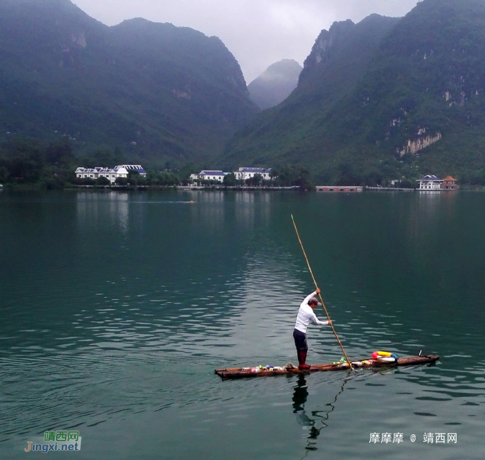 撑竹筏为我们的龙潭湖搞清洁的好男人。 - 靖西网