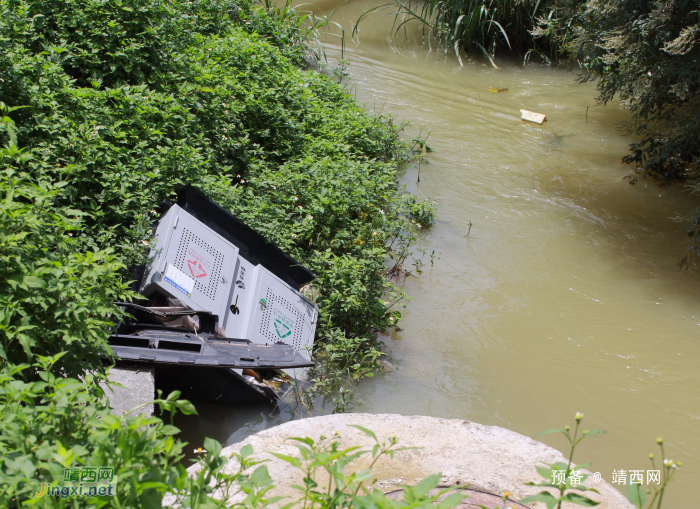 凤凰路一个垃圾桶直接被丢进路边河里 - 靖西网