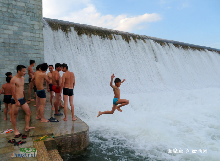 小屁孩大胆量，龙潭坝上潇洒跳水。 - 靖西网