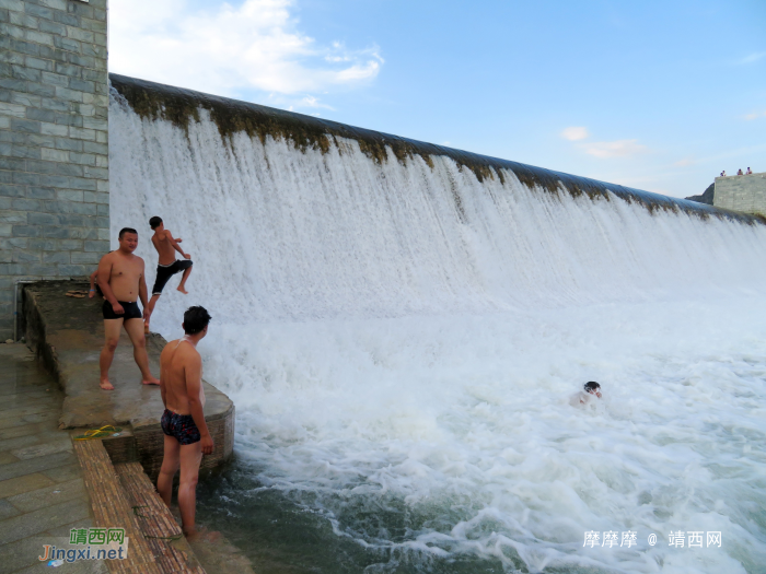 小屁孩大胆量，龙潭坝上潇洒跳水。 - 靖西网