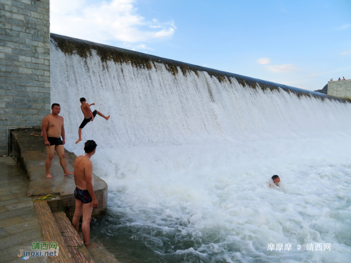 小屁孩大胆量，龙潭坝上潇洒跳水。 - 靖西网