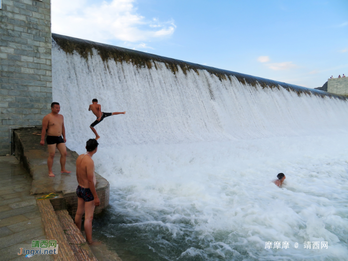 小屁孩大胆量，龙潭坝上潇洒跳水。 - 靖西网