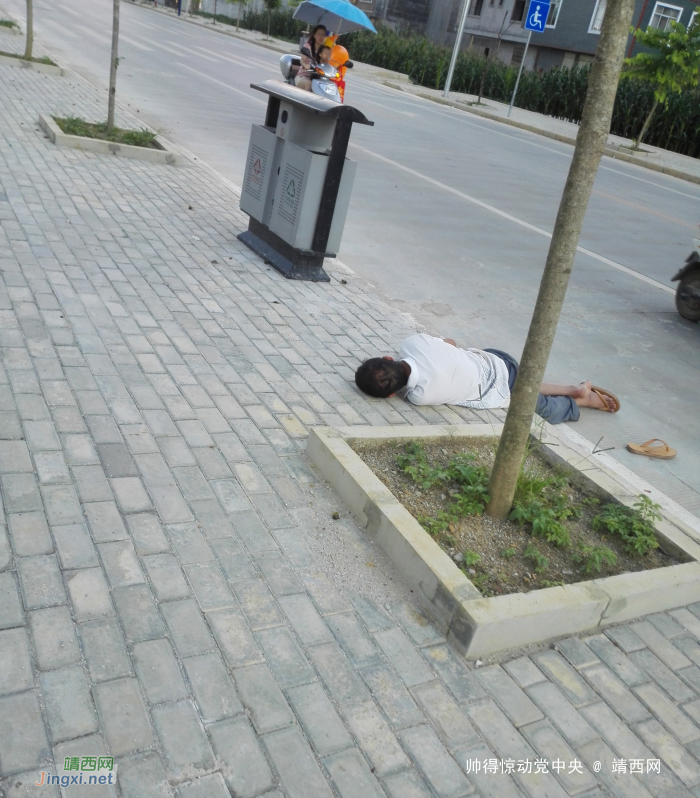 大白天，一男子直接扒睡在靖西龙潭路边 - 靖西网