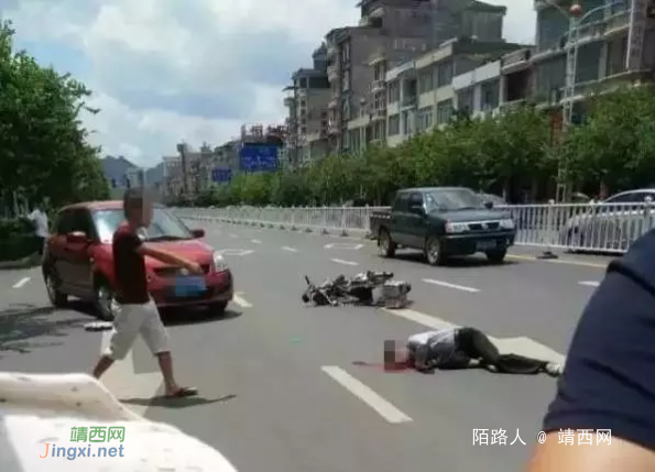 6月27日中午城东路发生摩托车与小轿车相撞严重车祸，一名男子头倒的地方有很多血 - 靖西网