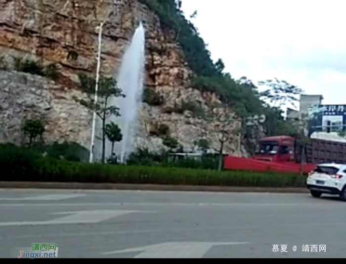 [视频]前日德爱新区路边水管爆裂，网友说：德爱有喷泉看 - 靖西网