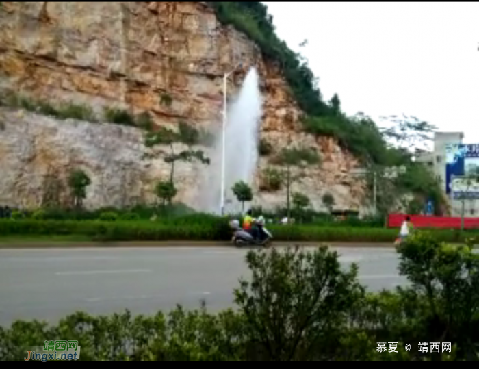 [视频]前日德爱新区路边水管爆裂，网友说：德爱有喷泉看 - 靖西网