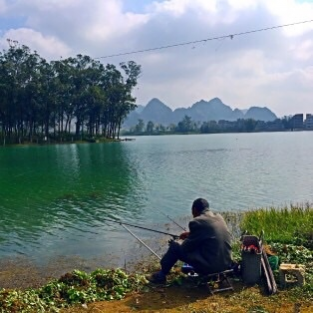 遇翁垂钓坐岸边，借问乡路有多远。恐惊潭鱼不咬钩，笑而摆手不答. - 靖西网