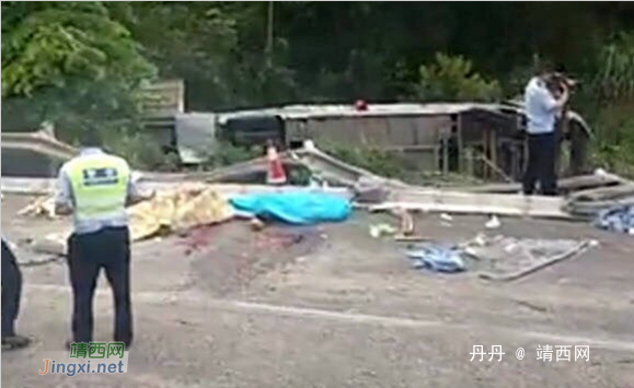 [视频]特大车祸：广昆高速那莫大桥路段大巴冲破防护栏飞出路边，已致10人死亡 - 靖西网