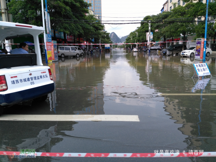 连续几场大雨过后，靖西环球旁边路段出现严重积水，目前还封路 - 靖西网