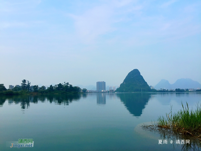 一湖碧水收夏暑，数点青山带秋岚。 - 靖西网