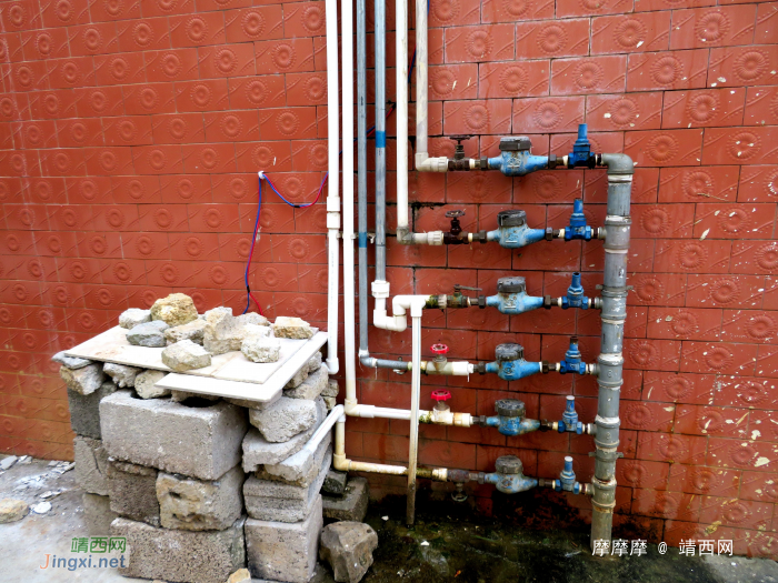 靖西新城小区经济适用房供水管道开启爆裂模式，十多户中招，政府声誉受到影响。 - 靖西网