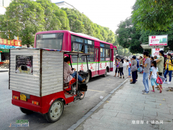 大家来看看平果县城的三轮车和公交车。 - 靖西网