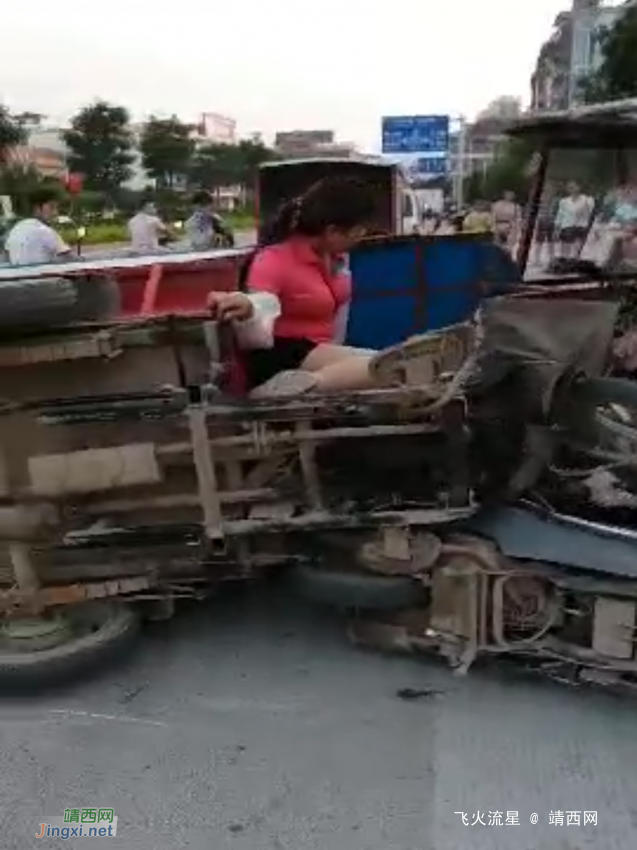 [视频]龙潭路环球路口发生车祸，一辆三轮车侧翻，电车主倒地不起 - 靖西网