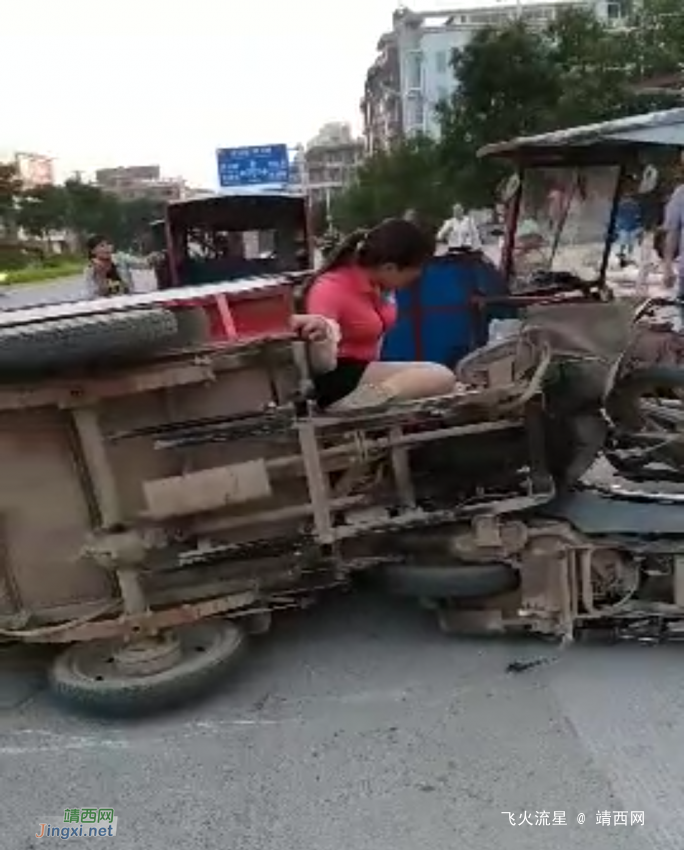 [视频]龙潭路环球路口发生车祸，一辆三轮车侧翻，电车主倒地不起 - 靖西网