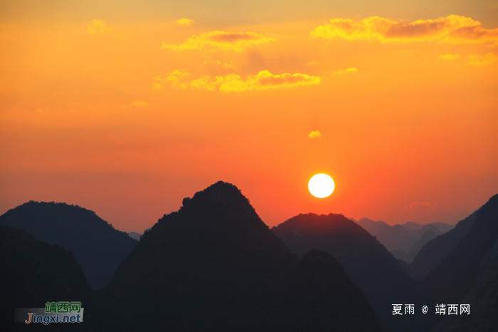 凤凰峰亭临晚风，送目远看夕阳红。 - 靖西网