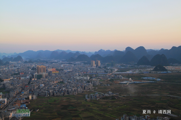 凤凰峰亭临晚风，送目远看夕阳红。 - 靖西网