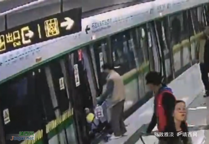 【视频】危险！南宁一男子拿婴儿车卡地铁门硬挤地铁 - 靖西网