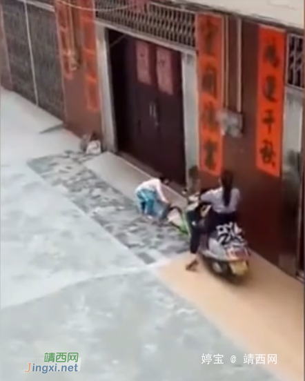 【视频】妇女开摩托故意碾压小孩双脚，全程哭得撕心裂肺 - 靖西网
