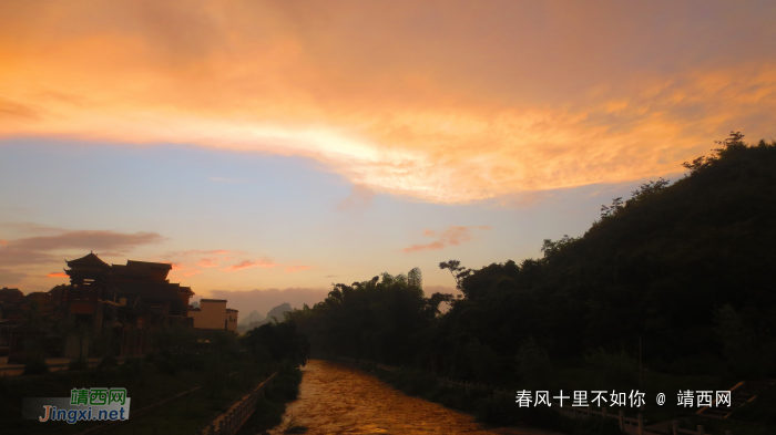 雨后早晨，红日初升，靖西市区上空金光灿烂、霞光万里。 - 靖西网