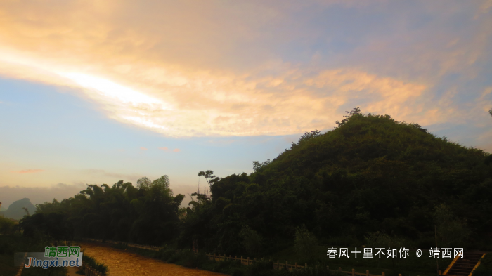 雨后早晨，红日初升，靖西市区上空金光灿烂、霞光万里。 - 靖西网