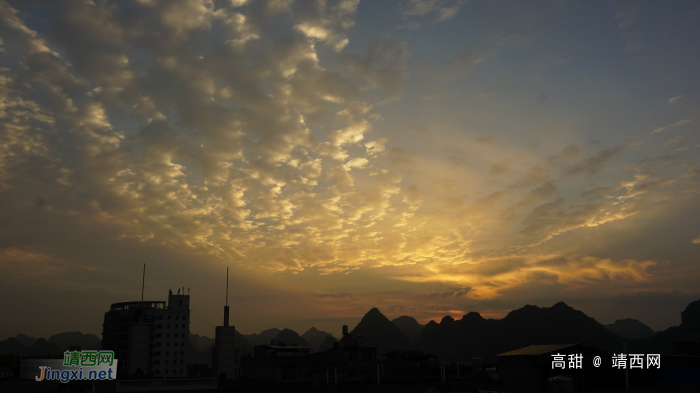 雨后早晨，红日初升，靖西市区上空金光灿烂、霞光万里。 - 靖西网