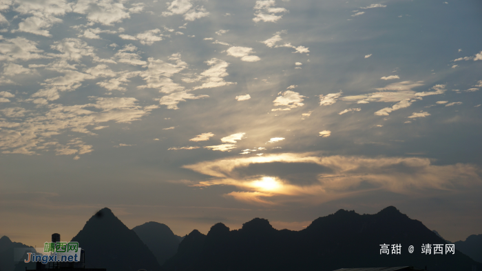 雨后早晨，红日初升，靖西市区上空金光灿烂、霞光万里。 - 靖西网