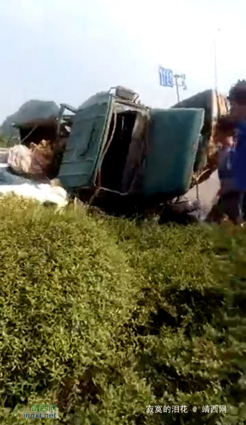 【视频】靖西发车祸：小轿车被大货车压，现场太惨了 - 靖西网