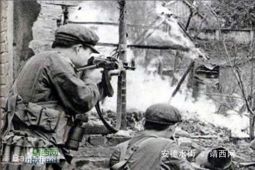 自卫还击战(靖西安德)大村屯民兵守卫桥梁留念照——一张拍于1979年2月的照片 - 靖西网 自卫还击战(靖西安德)大村屯民兵守卫桥梁留念照——一张拍于1979年2月的照片 - 靖西网