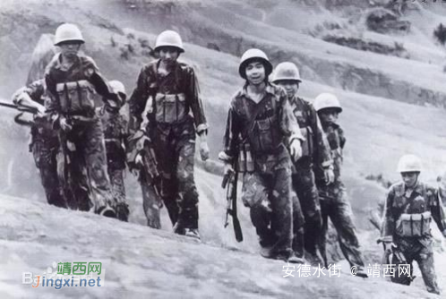 自卫还击战(靖西安德)大村屯民兵守卫桥梁留念照——一张拍于1979年2月的照片 - 靖西网 自卫还击战(靖西安德)大村屯民兵守卫桥梁留念照——一张拍于1979年2月的照片 - 靖西网