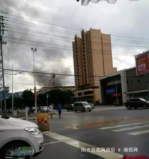 今天靖西市龙潭河一商铺发生火灾.....一大片浓烟滚滚 - 靖西网