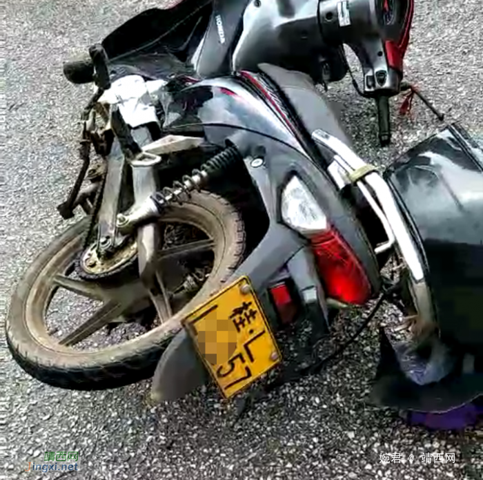 岳圩往化峒方向车祸，摩托车男子被压在小车车头下 - 靖西网