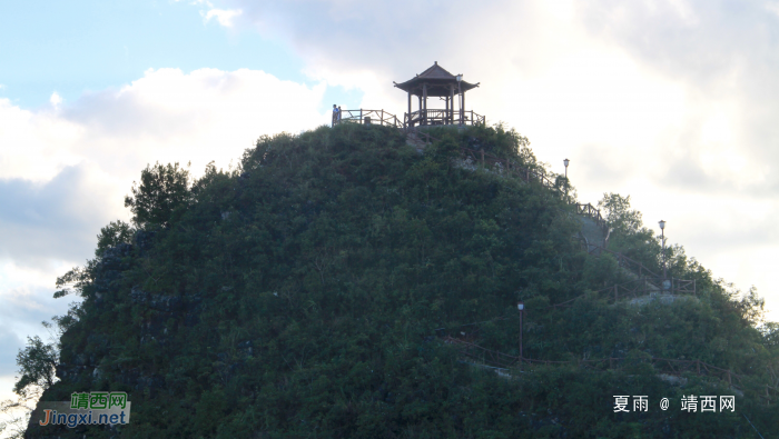 清风易夏景，遍地生秋容。登高送远目，倚阑观群峰。 - 靖西网