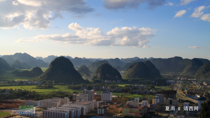 清风易夏景，遍地生秋容。登高送远目，倚阑观群峰。 - 靖西网